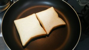 喫茶店直伝 フライパンで食パンを焼くと思ったより美味しいって話 楽ブログ Mochaco